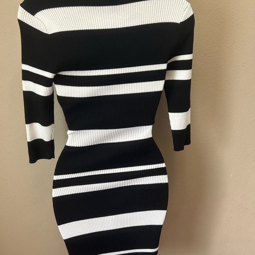 Black & white striped dress 👗 size medium - Picture 3 of 4